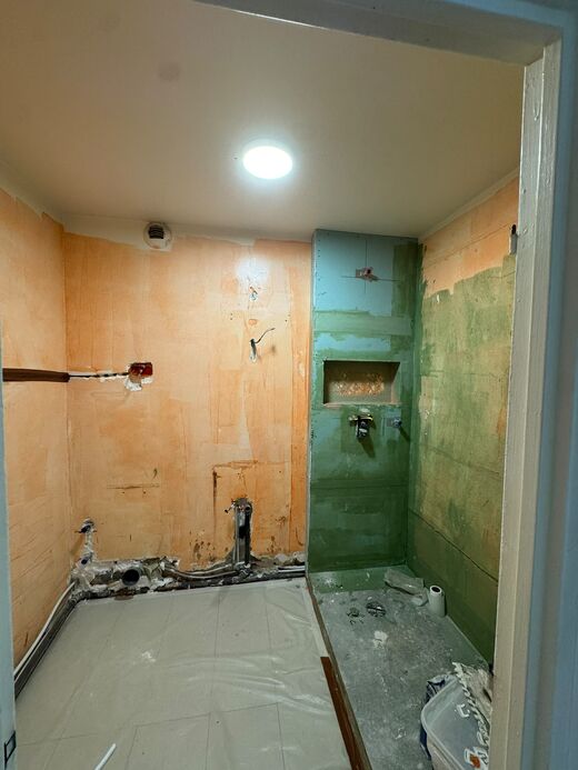 Installation douche à l'italienne — plomberie et étanchéité