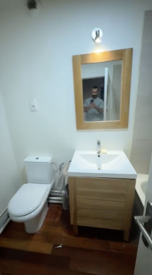 Salle de bain avant rénovation — état initial Paris 20e
